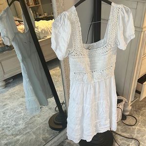White mini dress. Flowy size 4